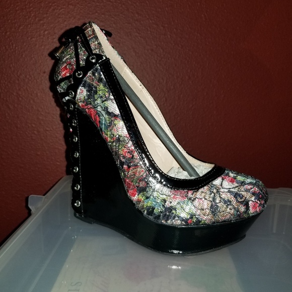 New Black Wedge Heels Linda - Picture 2 of 2